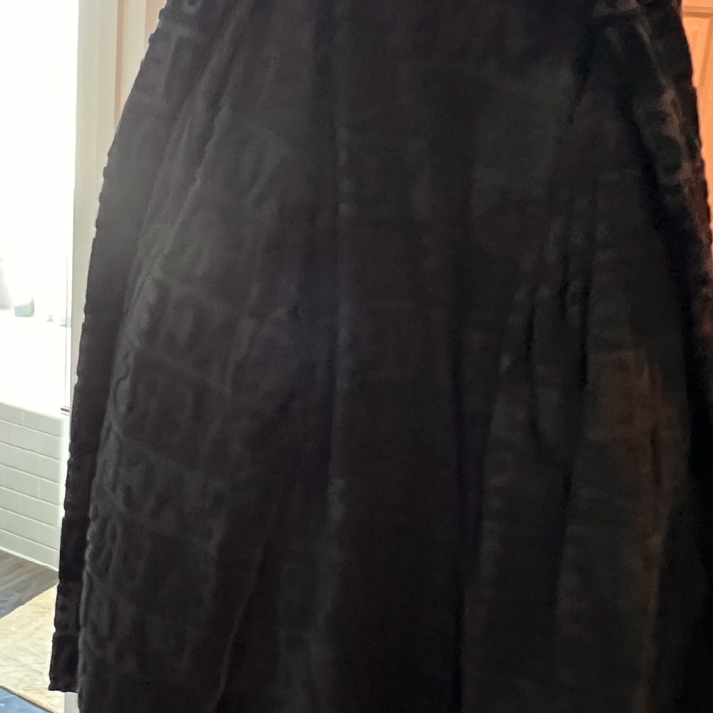 Elegant Black Robe with Gold Accents - Picture 7 of 8